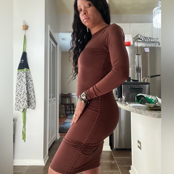 Windsor Brown Long Sleeve Fitted Midi Dress - Picture 2 of 11